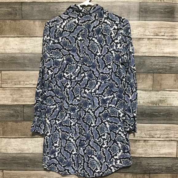 Banana Republic Snake Print 1/2 Button Shirt Women’s 10P Blue Rayon Tunic - Picture 6 of 9